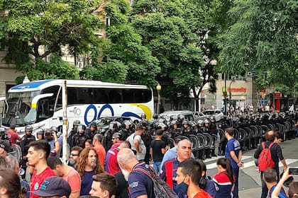 Entre las exigencias de los simpatizantes azulgranas está la de elecciones anticipadas.