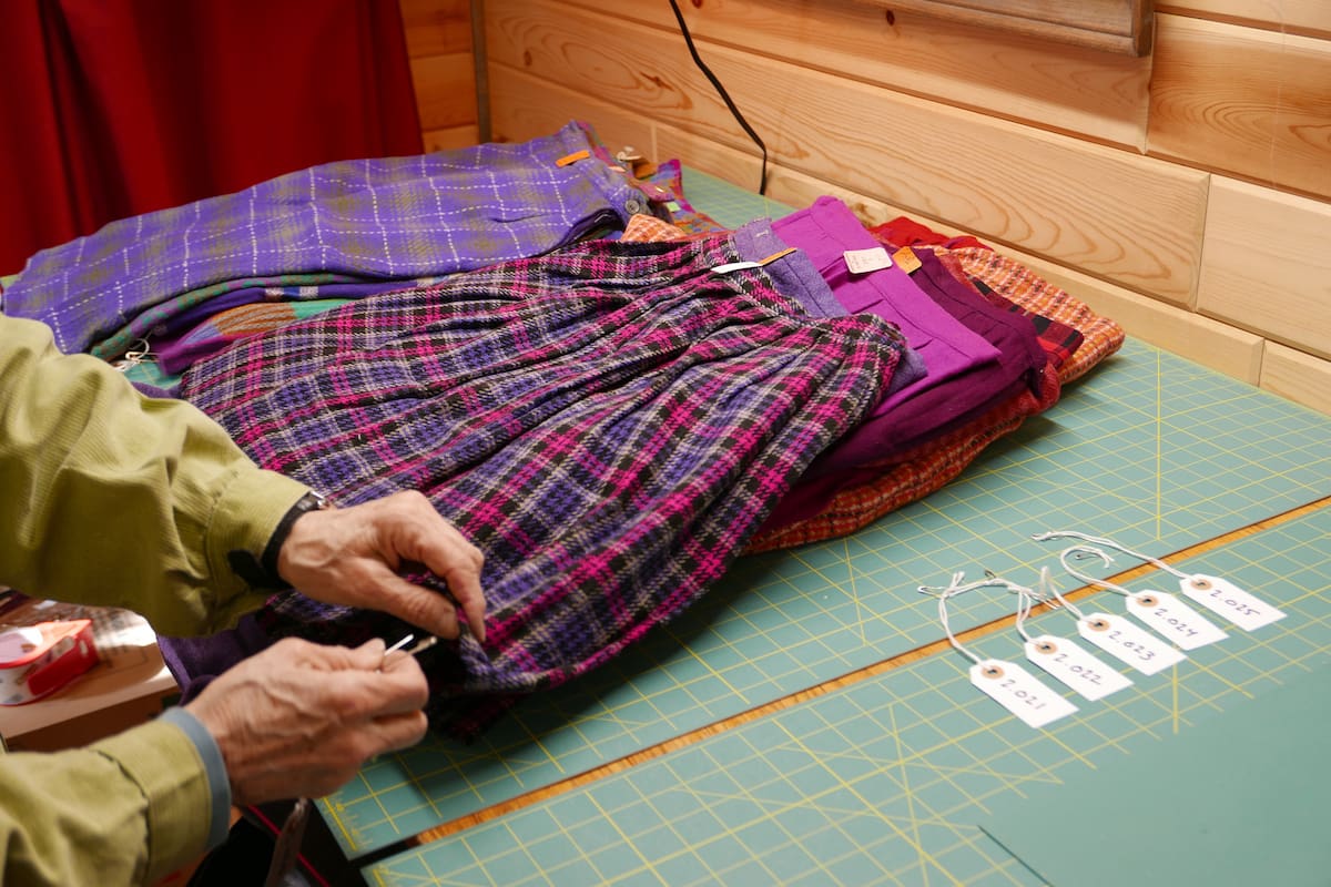 Entre las faldas de lana, de altísima calidad, hay un importante porcentaje de las denominadas "kilt", de procedencia escocesa