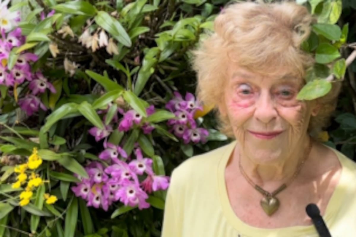 Entre las flores de su jardín, la creadora comparte el entorno cotidiano desde el que produce sus recetas y consejos de abuela