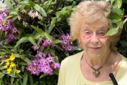 Entre las flores de su jardín, la creadora comparte el entorno cotidiano desde el que produce sus recetas y consejos de abuela