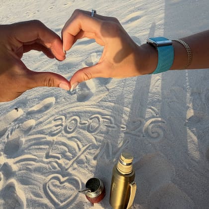Entre las fotos que más llamaron la atención de los usuarios, se destaca un especial guiño romántico sobre la arena blanca: en una foto donde sus manos forman un corazón, se alcanza a leer la fecha 30-07-26 junto a sus iniciales (“L y N”), acompañados por el infaltable equipo de mate a un lado (Foto: Instagram/@ludisabella)