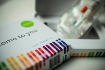23andMe es una compañía que, a pedido, hace un análisis genético de la saliva de su cliente para determinar el origen de sus ancestros y alertar sobre problemas de salud latentes relacionados con su ADN