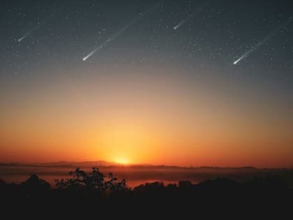 Entre las lluvias de meteoros que se esperan en octubre destacan las Dracónidas y las Oriónidas (Pexels/FelipeHelfstein)