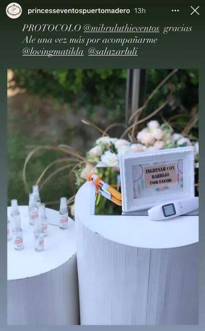 Entre las medidas de prevención de contagio de Covid-19, en el cumpleaños de Matilda se tomó la fiebre a los invitados y se repartieron pulverizadores de alcohol