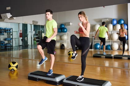 Entre las muchas tendencias de la cultura pop que regresaron el año pasado, el step hizo lo propio con un revival para los amantes del cardio y la motivación musical