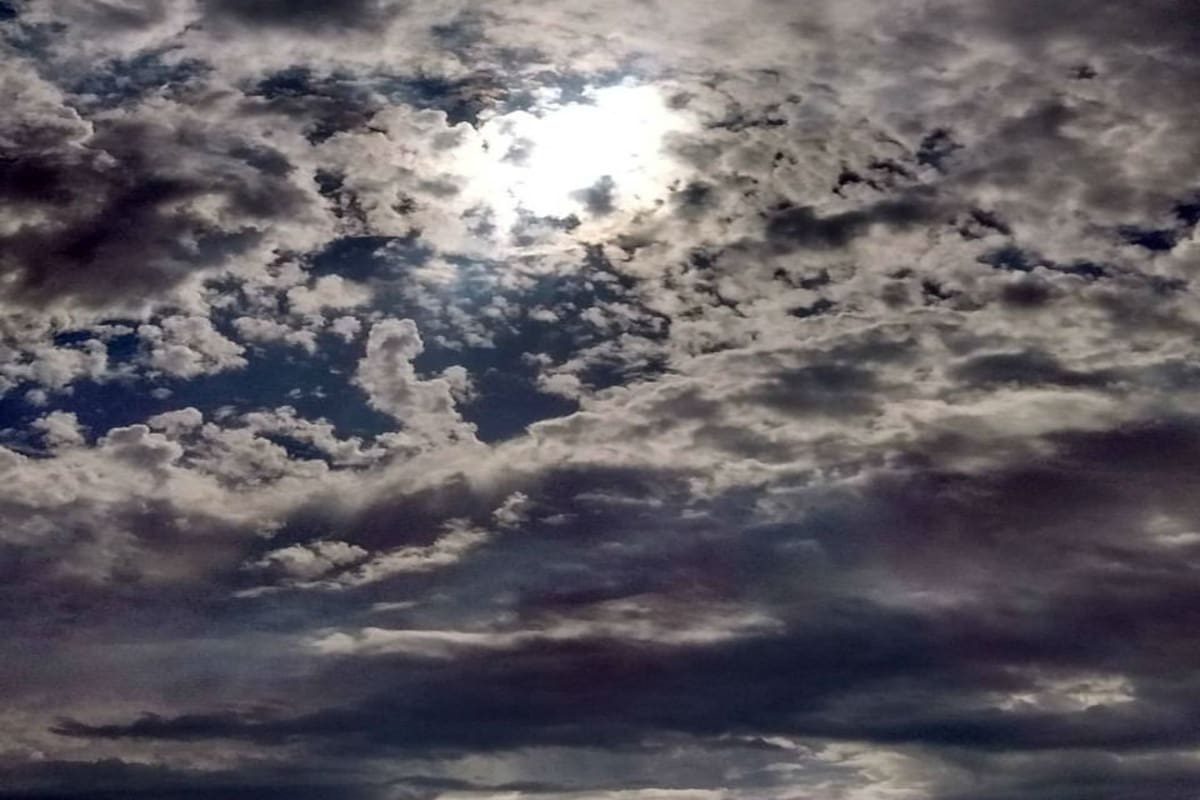 Entre las nubes, juro que había un eclipse solar anular.