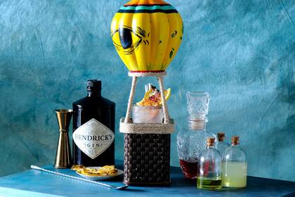 Entre las nubes, un mix de Hendrick’s, Cherry Brandy, Strega y una solución cítrica, servido dentro de un globo aerostático