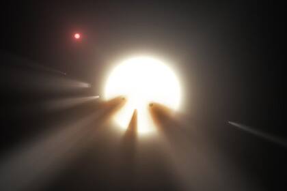 Entre las numerosas explicaciones figuraron: enjambres de cometas, fragmentos de planetas destruidos, nubes de polvo e, incluso, una “megaestructura alienígena”