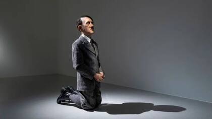 Entre las obras más célebres de Cattelan figura "Him" (2001): un colegial en actitud de oración con el rostro de Adolf Hitler