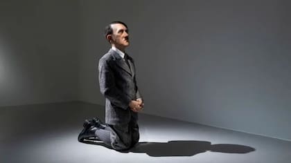 Entre las obras más provocadoras de Cattelan figura "Him" (2001): una figura de Adolf Hitler de rodillas