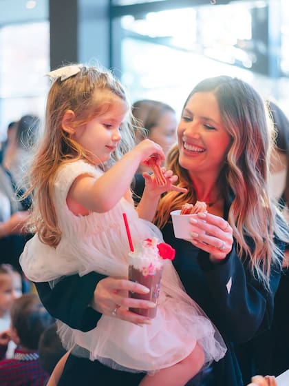 Entre las opciones dulces, hubo chocolates calientes con crema y churros (Foto: Instagram @stephaniedemner)
