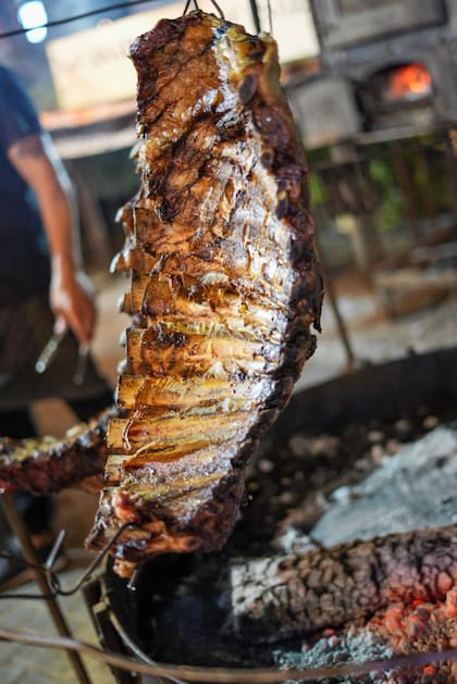 Entre las opciones saladas se podrán encontrar carnes asadas, locro, empanadas, carbonada, picada criolla, guiso de lentejas, humitas, tamales, pastel de papas, quesos y embutidos de campo