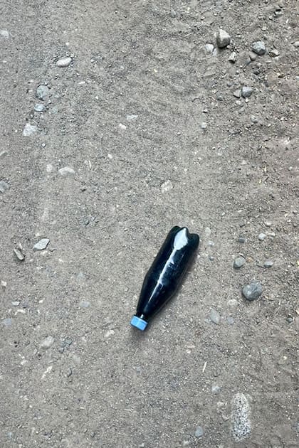 Entre las pertenencias de uno de los detenidos, se halló una botella con líquido sospechoso