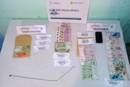 Entre las pertenencias secuestradas había dinero en efectivo, tickets de ruleta valuados en más de 21.000 pesos y el alambre utilizado para manipular la ruleta