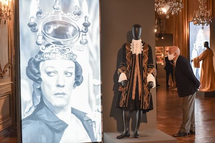 Entre las piezas originales de vestuario se exhibe el traje que usó Donald Sutherland en el film El Casanova. Colección Giuseppe Bruno Bossio.