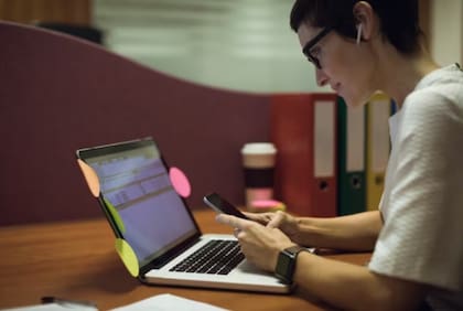 Entre las principales recomendaciones están evitar subir documentos confidenciales, utilizar chats temporales cuando sea posible y revisar las opciones de privacidad y entrenamiento