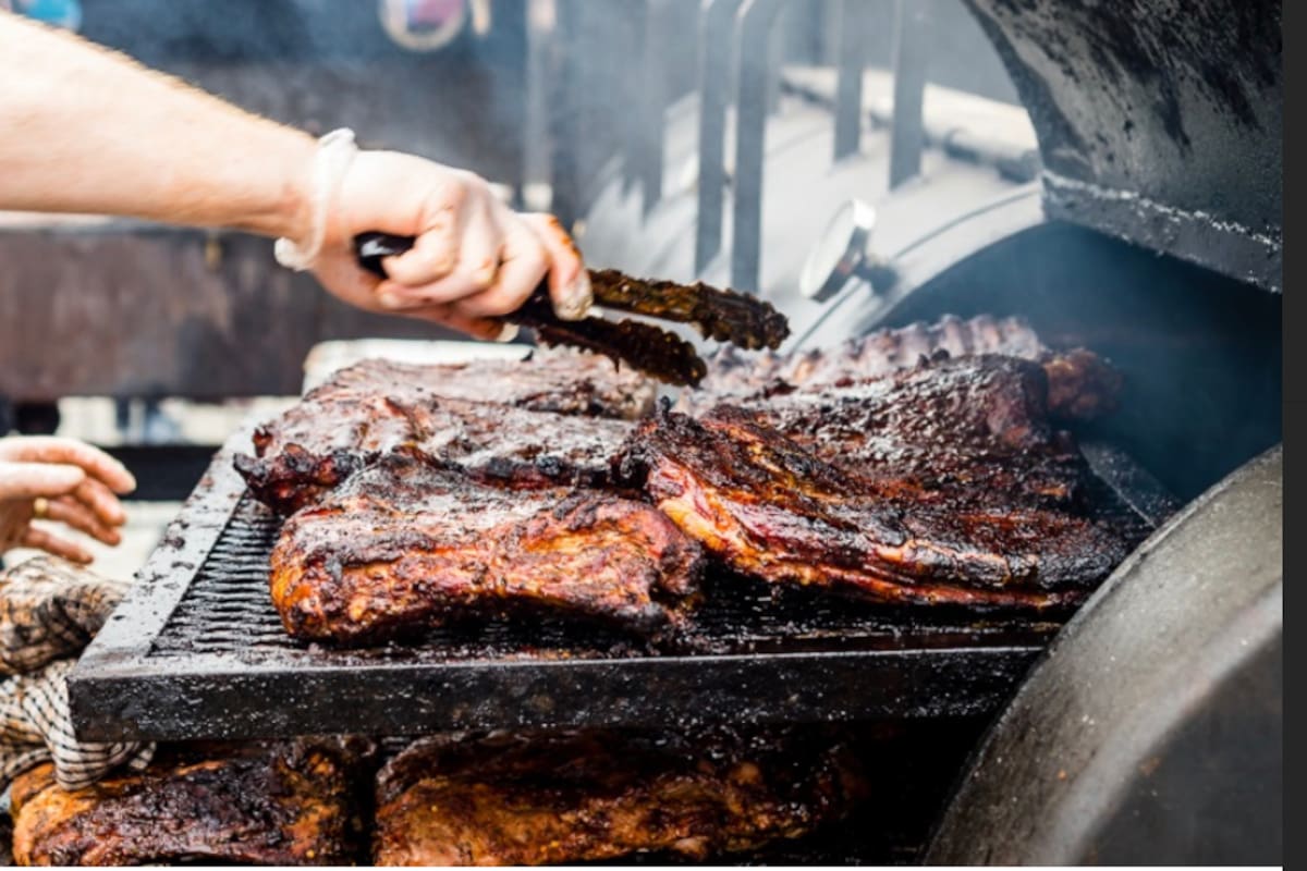 Entre las propuestas anunciadas aparecen el brisket texano, las ribs con salsa BBQ, el pulled pork, el pastrami, las bondiolas, las salchichas artesanales, las hamburguesas, los hot dogs y los tacos tex-mex de carne vacuna o cerdo