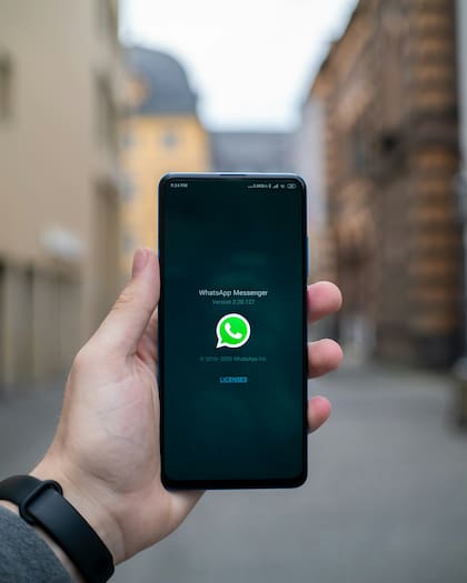 Entre las recomendaciones para los usuarios de iPhone se incluyen realizar un restablecimiento completo de fábrica, actualizar el sistema operativo a la versión más reciente y mantener WhatsApp al día
