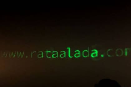 Entre las señales que figuran en el final del film, hay una dirección web que se conecta con un chat para interactuar con un misterioso personaje,