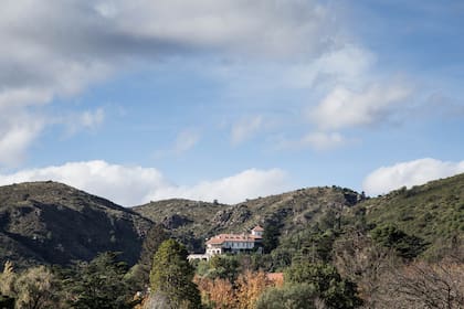 Entre las sierras, la inconfundible arquitectura de El Castillo de Mandl.