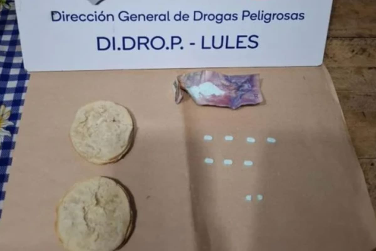 Entre las tapas de dos tortillas habían varias pastillas ocultas y un billete envuelto con un polvo blanco triturado.