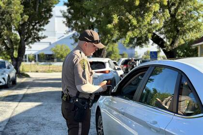 Entre las tareas que debe cumplir un policía en Miami está el control y cumplimiento del reglamento de tráfico