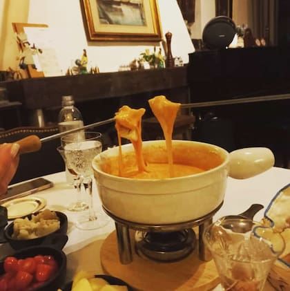 Entre las variedades de fondue que se preparan en el Solar Aviñón una para descubrir es la de tomate.