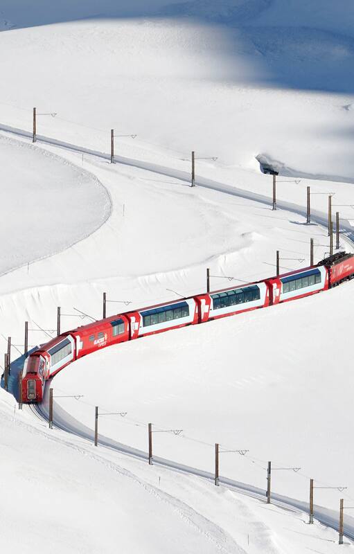 Entre los 10 viajes exclusivos para hacer una vez en la vida figura el famoso tren panorámico Glacier Express que recorre el corazón alpino de Suiza, desde la elegante St. Moritz hasta la villa de Zermatt, junto al imponente monte Matterhorn