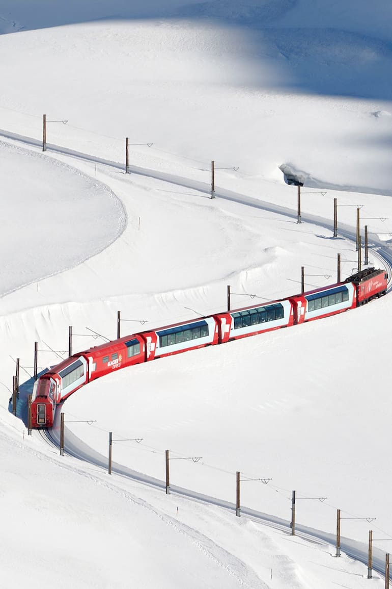 Entre los 10 viajes exclusivos para hacer una vez en la vida figura el famoso tren panorámico Glacier Express que recorre el corazón alpino de Suiza, desde la elegante St. Moritz hasta la villa de Zermatt, junto al imponente monte Matterhorn
