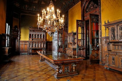 Entre los 140 ambientes había fumoirs, sala de esgrima, sala de cinematógrafo, sala de música, salón de baile, cerca de 16 escaleras, cinco comedores, nueve ascensores y más de 40 baños.