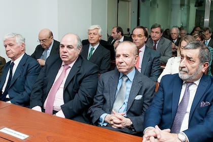 Entre los acusados figuran Menem y (en la segunda fila) Cavallo