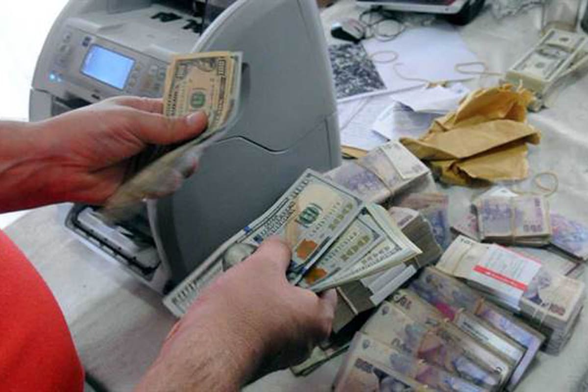 Entre los allanamientos realizados al sindicalista, la policía encontró al momento más de 5 millones de pesos y 100 mil dólares escondidos en bolsas y bolsos.