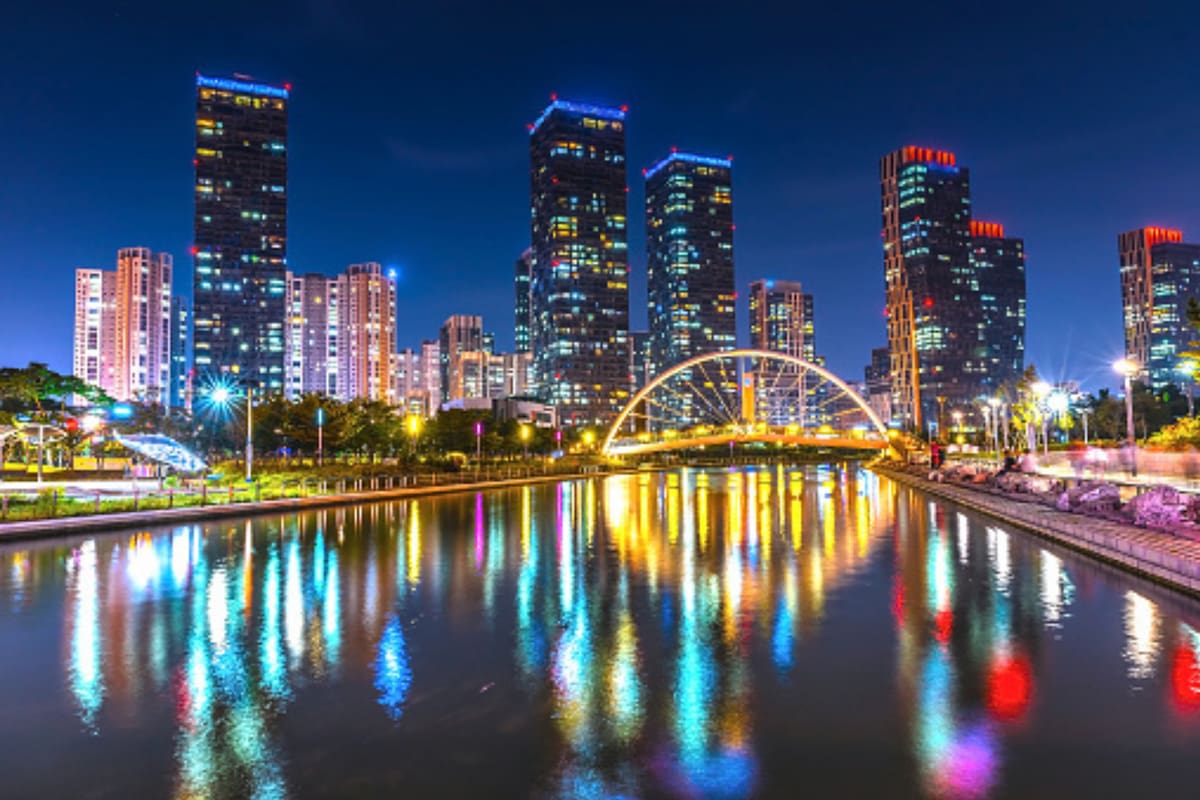 Entre los altísimos rascacielos se pueden encontrar los Hanoks, la vivienda de planta baja tradicional coreana