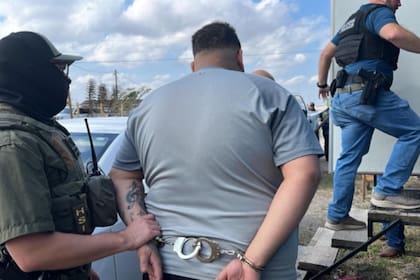 Entre los arrestados hay un presunto miembro de MS-13 y dos personas con condenas por tráfico de drogas y agresión