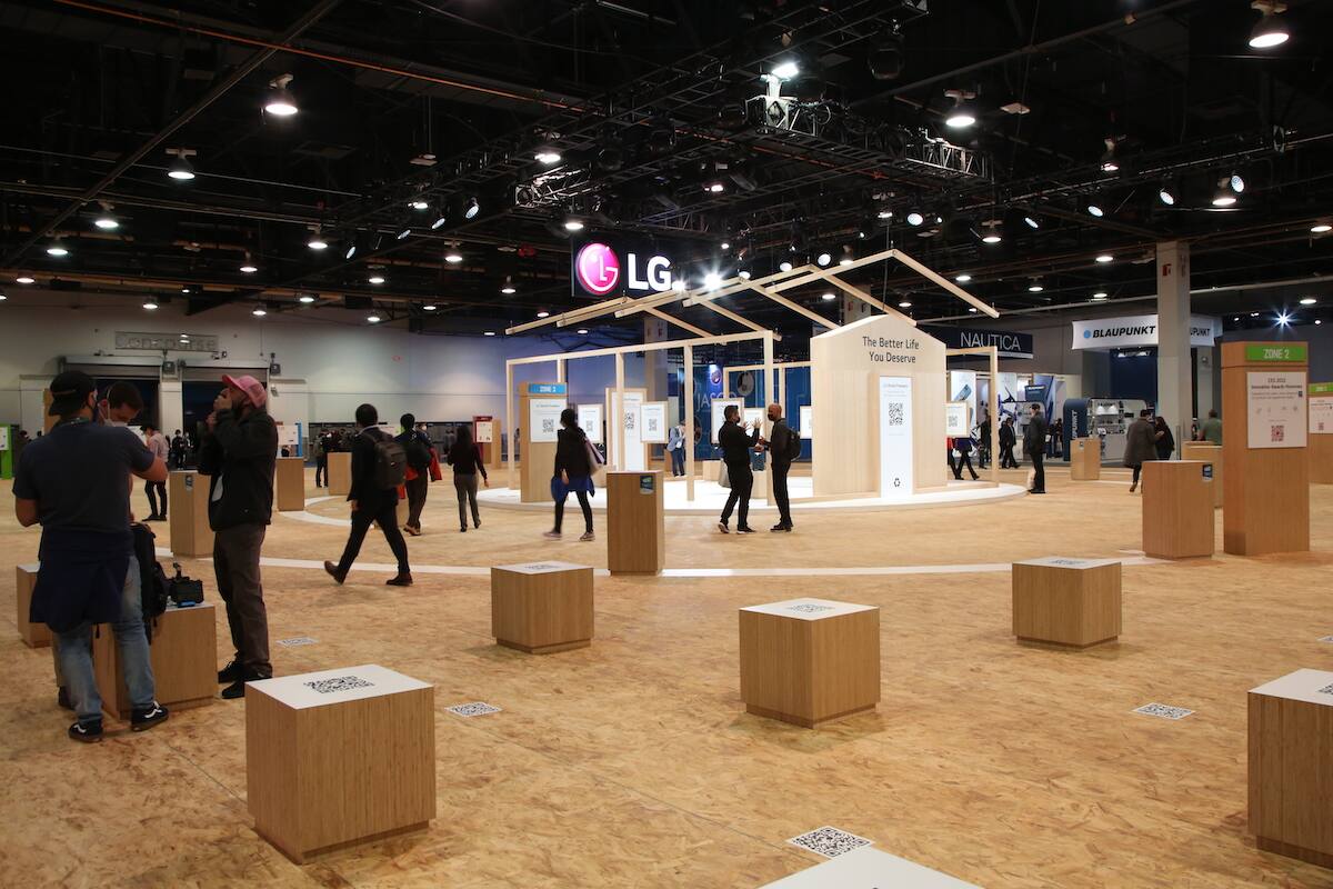 Entre los artefactos más destacados se encuentran una bañadera que tira humo y un robot de limpieza autónomo