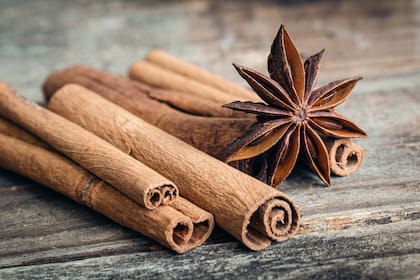 Entre los beneficios de agregar canela al baño destacan sus propiedades antibacterianas y su capacidad para mejorar la circulación