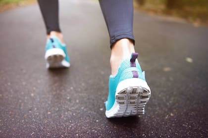 Entre los beneficios que otorga la caminata japonesa, según los médicos, figura la mejora de la capacidad respiratoria y cardíaca
