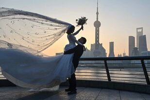 Entre los chinos más educados, sobre todo en las ciudades, es probable que muchos consideren que el precio de la novia es una reliquia patriarcal que trata a la mujer como una propiedad que se vende a otro.