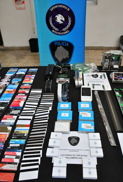 Entre los detenidos hay dos personas de nacionalidad venezolana que fueron imputadas en una causa de Phishing, modalidad con la cual se realizan fraudes mediante el correo electrónico para adquirir información sensible de las víctimas.