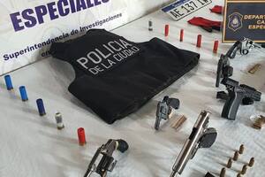 Entre los elementos secuestros por la policía bonaerense se encuentra un chaleco antibalas con la inscripción Policía de la Ciudad