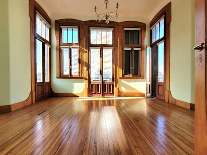 Entre los espacios disponibles, se encuentra una sala de reuniones o un amplio living.