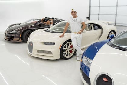 Entre los exclusivos modelos de su colección se destacan tres versiones especiales de Bugatti (dos Veyron y un Chiron), una cupé Pagani y cinco Mercedes-Benz SLR, además de varios McLaren y Rolls-Royce