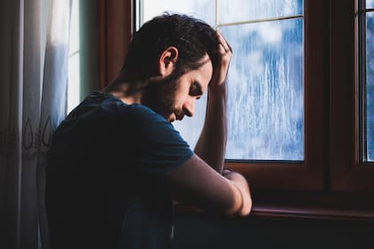 Entre los factores de riesgo de la depresión se destacan los antecedentes familiares y las condiciones medio ambientales en la etapa precoz de la vida: pobreza y ser víctimas de carencias materiales y afectivas