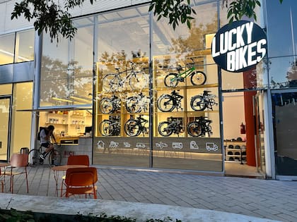 Entre los hallazgos de la zona está la convivencia de una bicicletería boutique y un café de especialidad.