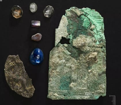 Entre los hallazgos, se encontraron una placa de cobre dorado de cinco por diez centímetros, otra placa más pequeña de plata y algunas piedras preciosas