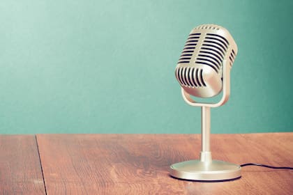 Entre los hispanos de 35 a 49 años, el promedio semanal dedicado a escuchar radio es de 9 horas y 7 minutos (Archivo)