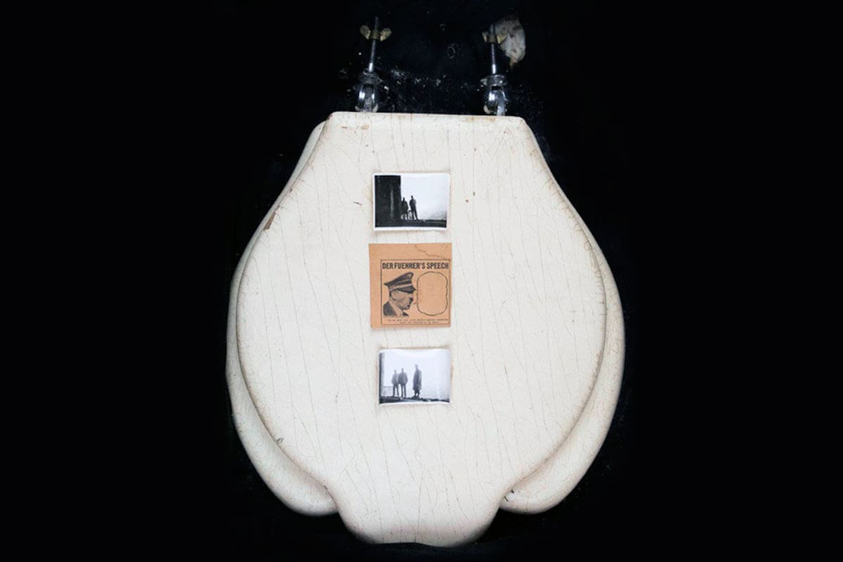 Entre los ítems más extraños que fueron vendidos de Adolf Hitler se encuentra el descubrimiento reciente de su tapa y asiento del inodoro