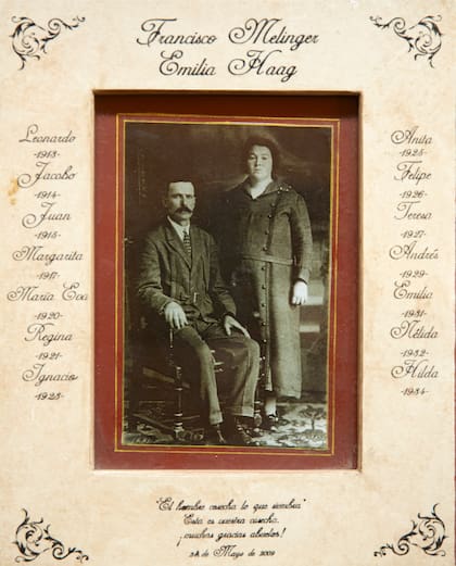Entre los mil portarretratos que hay en la casa de Dotto, hay uno de sus abuelos Francisco Melinger y Emlia Haag. La imagen está rodeada por los nombres de sus 15 hijos. Cuenta Dotto: "Yo vengo de una familia que se hizo de abajo. Con mi abuelo Francisco, ruso alemán, y mi abuela Emilia, alemana del Volga, que vivían en el campo. Educaron 15 hijos, sanos, hombres y mujeres de laburo. Gracias a una persona de la alta sociedad de Bahía Blanca que les prestó una casa, se mudaron a la ciudad. Mi abuela cocía para las señoras paquetas de Bahía Blanca. Y su casa ahora es un restaurante, al que fui a comer alguna vez, con mucha emoción".