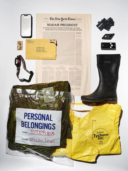 Entre los objetos, un titular de portada que nunca se publicó, tarjetas de crédito con nombres ficticios, un fragmento de un vehículo tiroteado en África, un contador Geiger ruso utilizado tras un tsunami en Japón, botas y un traje de protección empleados durante la investigación del brote de ébola en 2014, el forro de un poncho de Vietnam, una linterna utilizada en el escondite de Saddam Hussein, un abrelatas, un sobre con la declaración de impuestos de Donald Trump de 1995 y un importante mensaje de texto