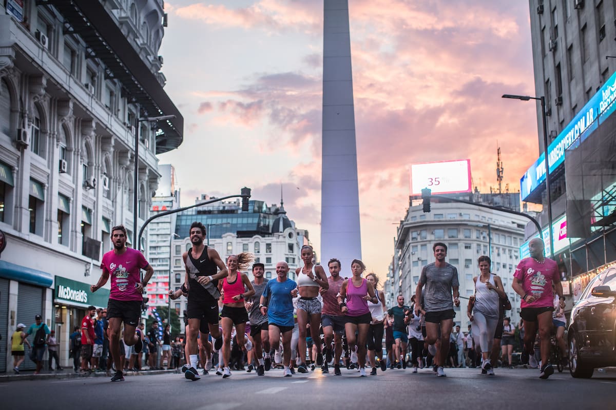 Entre los participantes hubo atletas, periodistas, influencers, y corredores urbanos, en plena hora pico. El camino fue desde el Obelisco hasta House Of Go, nuevo espacio de experiencias de Nike, pasando por el Teatro Colón, Plaza Las Heras y la Facultad de Derecho, todo en el marco del lanzamiento
